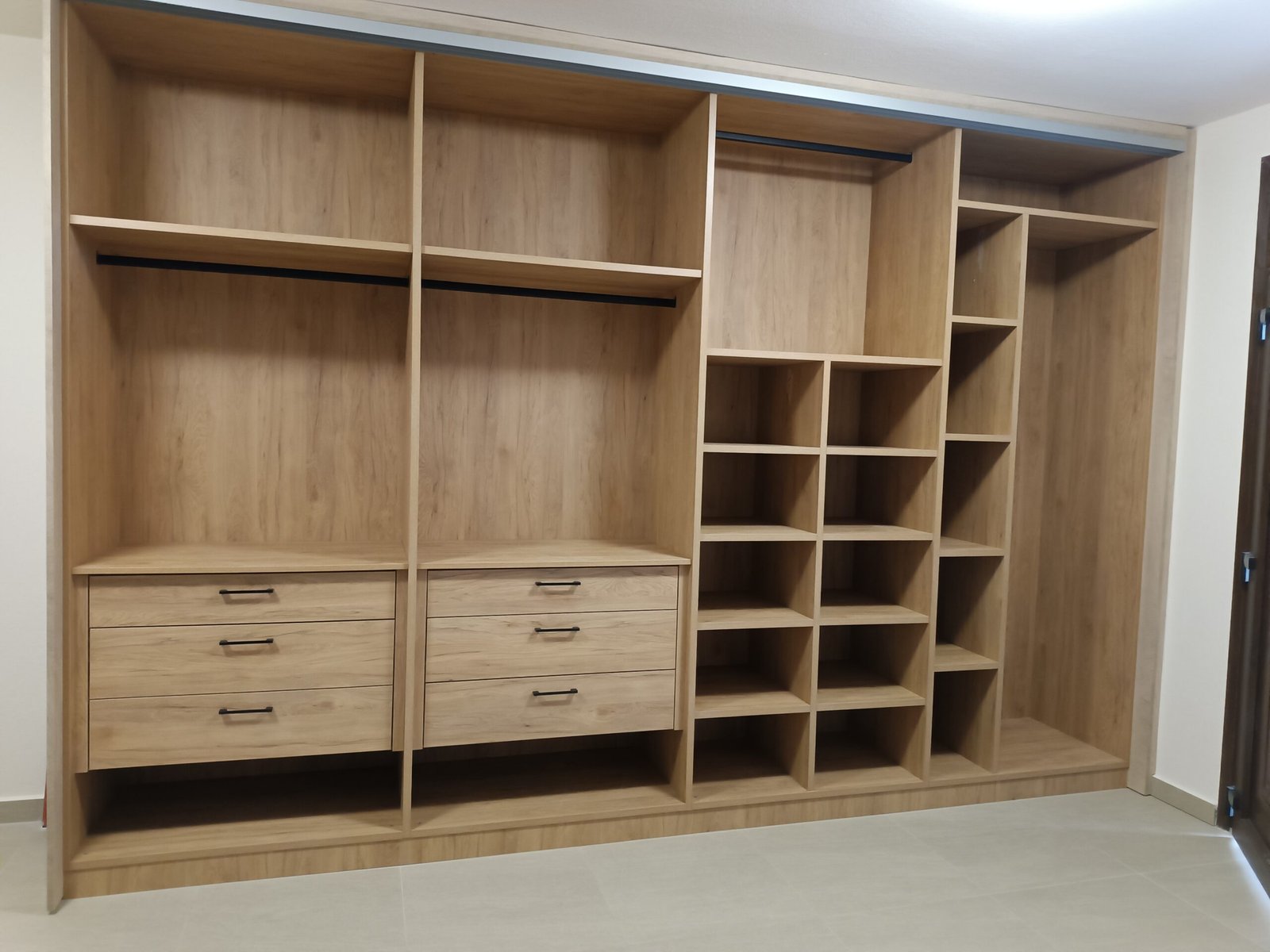 You are currently viewing Οργάνωση χώρου: Η ντουλάπα ως λειτουργικό σύστημα αποθήκευσης